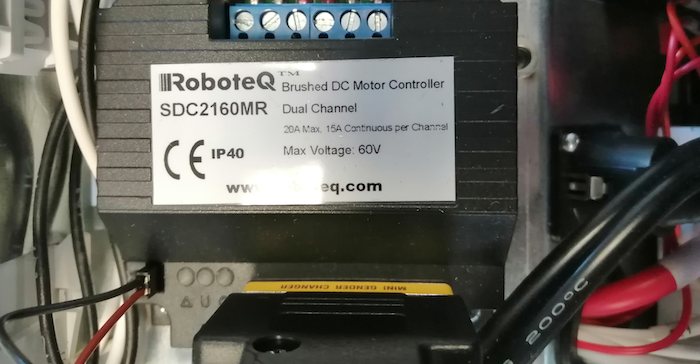 Under the sloped RF cage we find the Roboteq SDC2160, a dual-channel controller for brushed motors with no safe torque (safety) capabilities.
