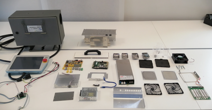 Final figure depicting all the components contained inside of the Universal Robots UR3 CB3.1 controller, leaving aside the teach pendant.