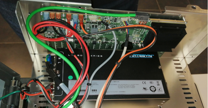 The main computer of the controller and the PSU are affixed to the front plate. Given the real state available we miss some cable management. 