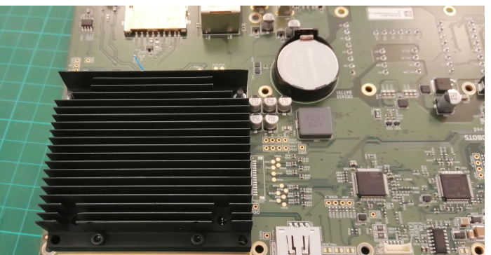 Under the heatsink we find a MSC Q7-BT module on an ECX form factor and an Intel SoC with DDR3L memory.