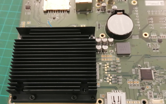 H) Under the heatsink we find a MSC Q7-BT module on an ECX form factor and an Intel SoC with DDR3L memory.